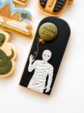MUMMY HOLDING BALLOON STRING